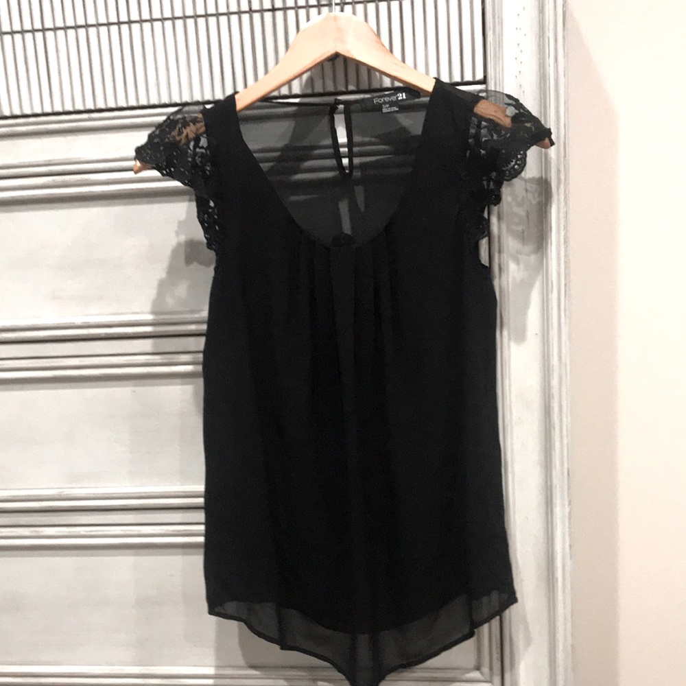 Forever 21 Top with Butterfly 🦋 sleeves Size S